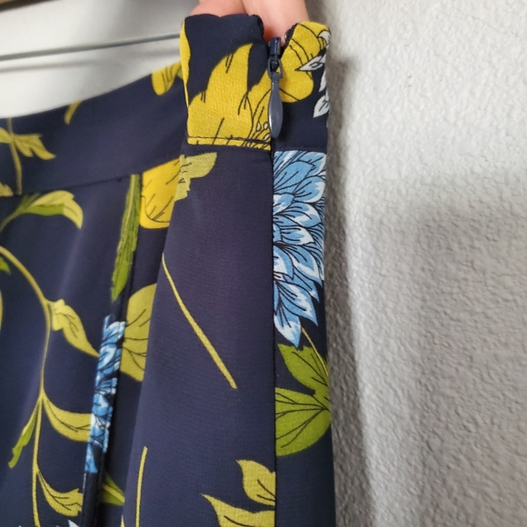 Ann Taylor floral blue skirt size 8 - Picture 6 of 10